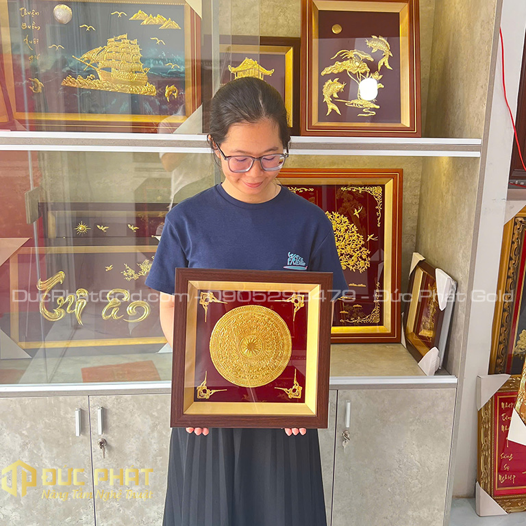 tranh mặt trống đồng dát vàng