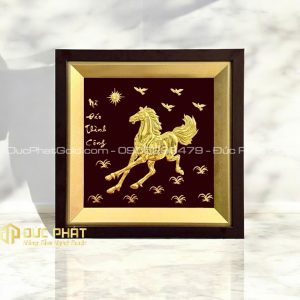 tranh tuấn mã dát vàng