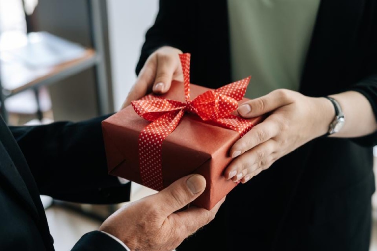 Lưu ý khi tặng quà tri ân khách hàng cuối năm Lưu ý khi tặng quà tri ân khách hàng cuối năm