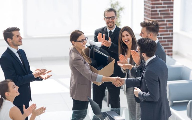 Quà tặng chia tay đồng nghiệp nữ nghỉ hưu, chuyển công tác