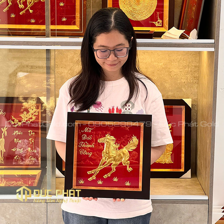 Tranh phong thủy dát vàng mã đáo thành công tặng sếp ngày doanh nhân 13/10 Tranh phong thủy dát vàng mã đáo thành công tặng sếp ngày doanh nhân 13/10