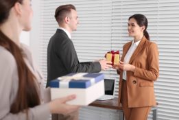 quà tặng đối tác nước ngoài