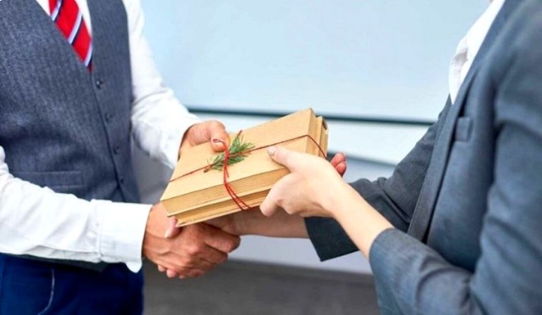 Tặng quà ngày pháp luật Việt Nam