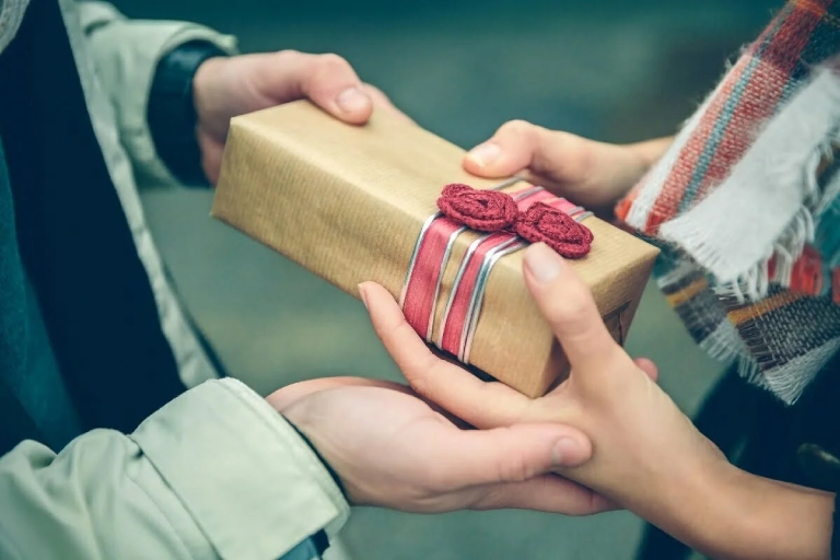 quà tặng bạn đi nước ngoài 