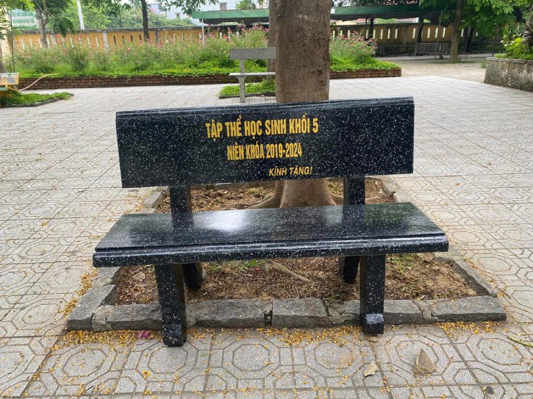 Về thăm trường cũ tặng quà gì