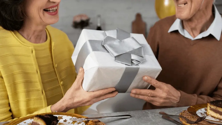 cách chọn quà tặng bố mẹ dịp nghỉ hưu